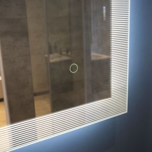 Miroir avec cadre strié CADREA 70x80 cm - éclairage intégré à LED, interrupteur sensitif et film antibuée