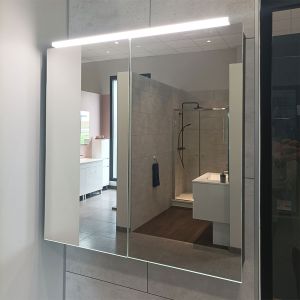 Armoire salle de bain MIRBOX  - 60 cm x 60 cm - portes miroir, éclairage LED, étagère de rangement et prise à l'intérieur