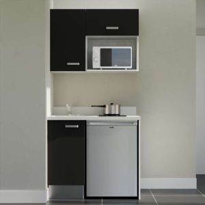 Kitchenette K00 - 100 cm - meubles noir, plan monobloc blanc avec évier à gauche