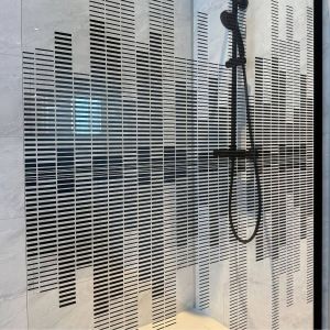 Paroi de douche à l'italienne 110 cm x 200 cm - Sérigraphie motif noir MANHATTAN 