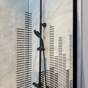 Paroi de douche à l'italienne 110 cm x 200 cm - Sérigraphie motif noir MANHATTAN 