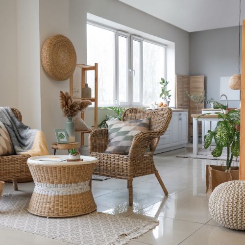 Décoration pièce de vie avec mobilier en rotin