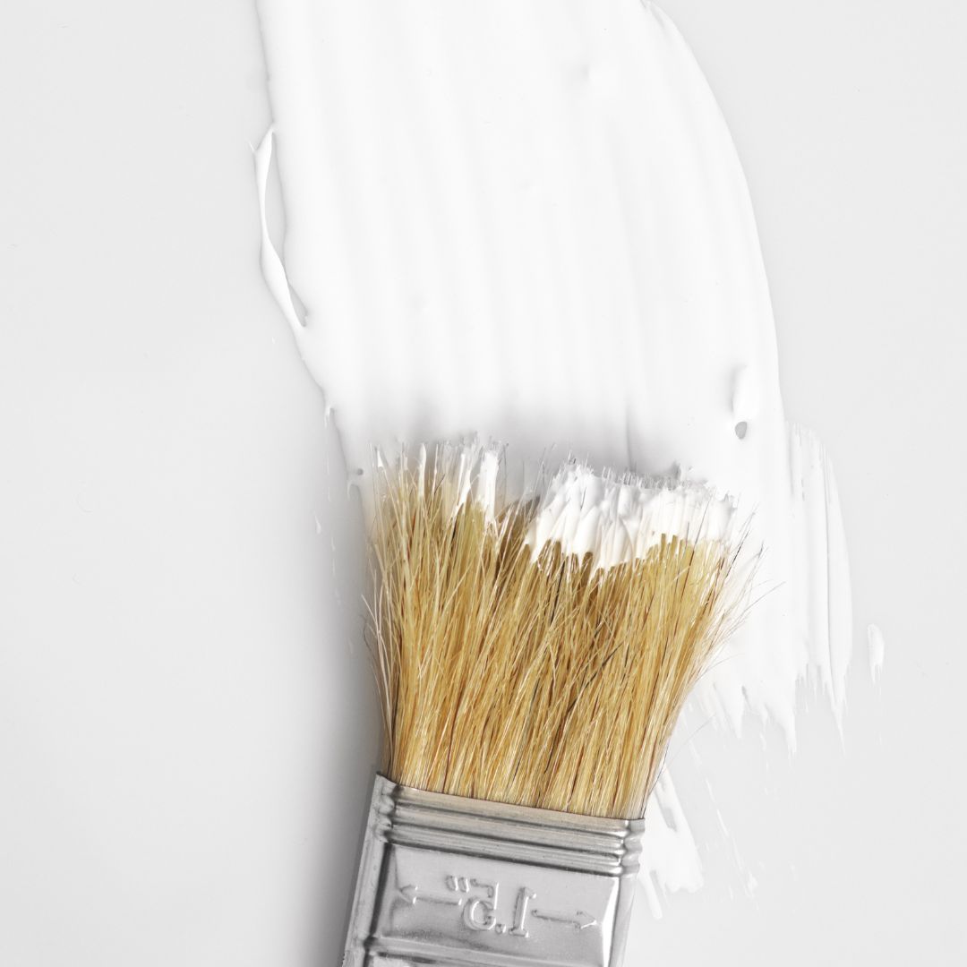 Pinceau avec peinture blanche