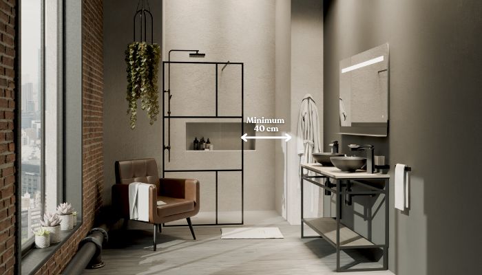 Espace de passage de 40 cm minimum entre la paroi de douche fixe et le mur pour un accès confortable