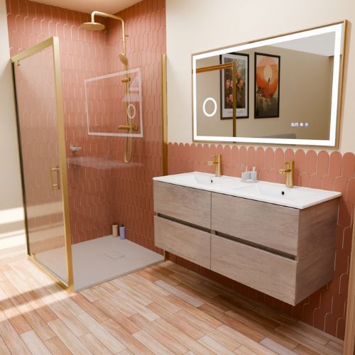Salle de bain avec robinetterie dorée